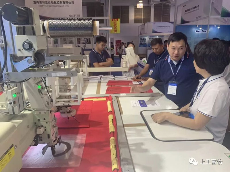 富怡復合布線電腦機展出后很多專業客戶駐足咨詢2.jpg