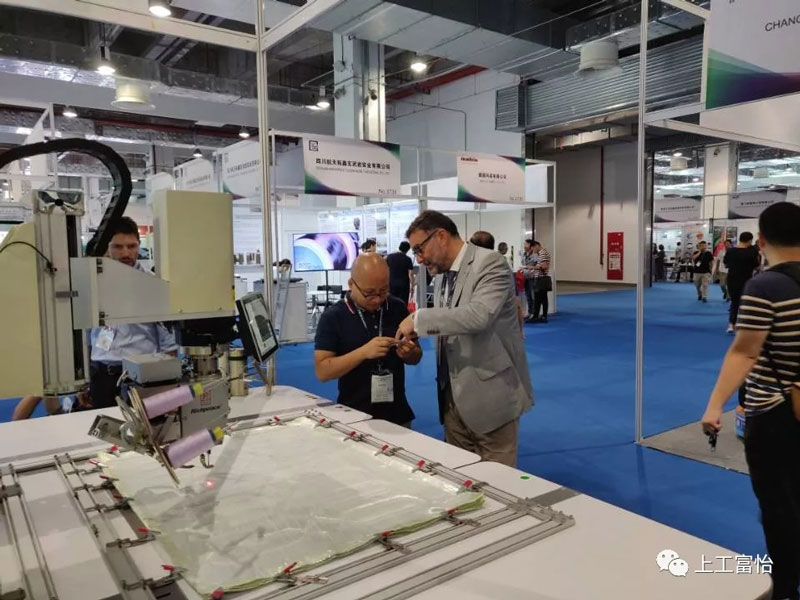 富怡復合布線電腦機展出后很多專業客戶駐足咨詢5.jpg